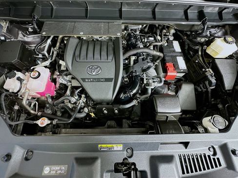 Used 2024 Toyota Highlander XLE image 32