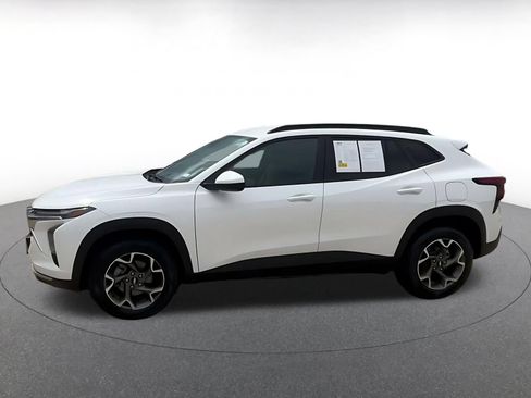 Used 2025 Chevrolet Trax LT FWD image 8
