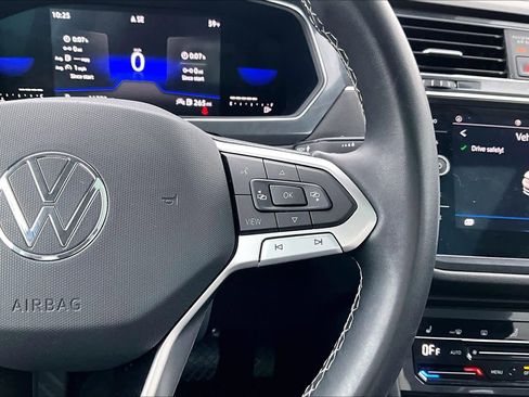 Used 2022 Volkswagen Tiguan SE w/ Panoramic Sunroof Package image 25