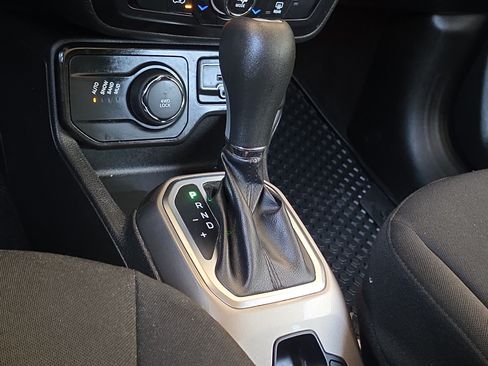 Used 2022 Jeep Renegade Latitude AWD/4WD image 23