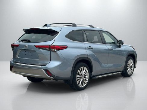 Used 2023 Toyota Highlander Platinum FWD image 5