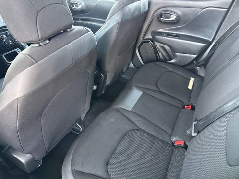 Used 2018 Jeep Renegade Altitude w/ Cold Weather Group FWD image 11