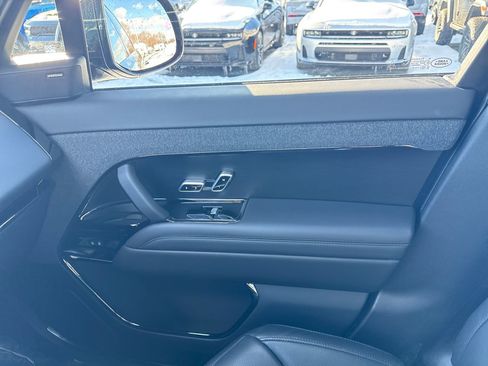 Used 2025 Land Rover Range Rover Sport SE image 23