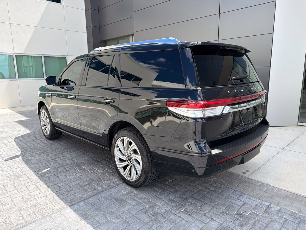 Used 2024 Lincoln Navigator Reserve AWD/4WD image 2