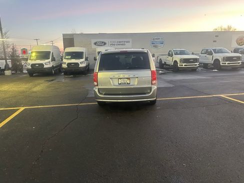 Used 2016 Dodge Grand Caravan SXT w/ Rear Park Assist Package image 6