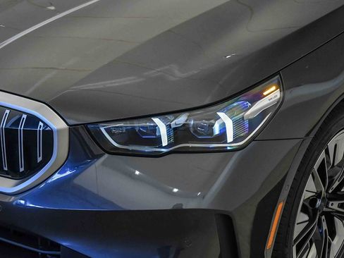 Used 2025 BMW 530i w/ Premium Package image 9