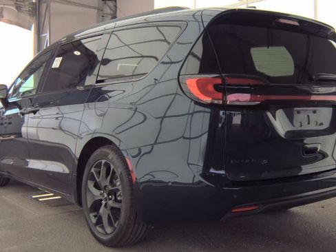 Used 2024 Chrysler Pacifica Limited w/ S Appearance Package FWD image 2