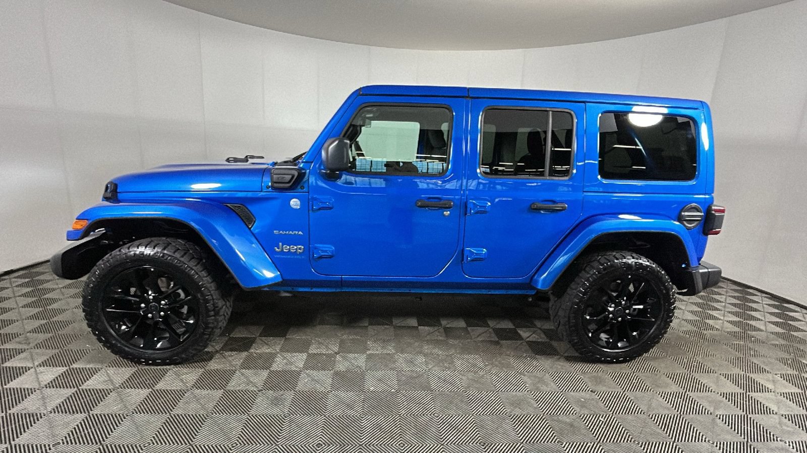 Used 2024 Jeep Wrangler Unlimited Sahara AWD/4WD image 7