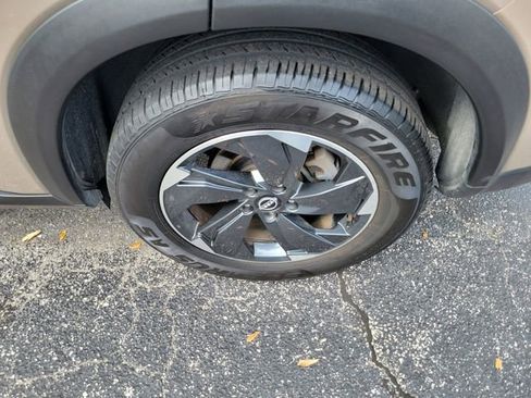 Used 2024 Nissan Rogue SV image 6