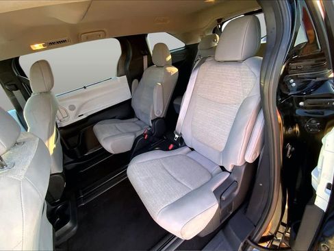 Used 2025 Toyota Sienna LE FWD image 18