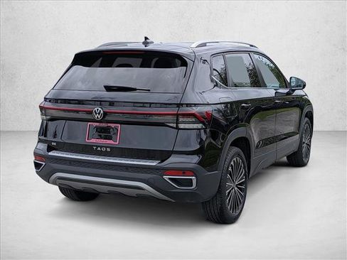 Used 2025 Volkswagen Taos SE w/ Panoramic Sunroof Package FWD image 5