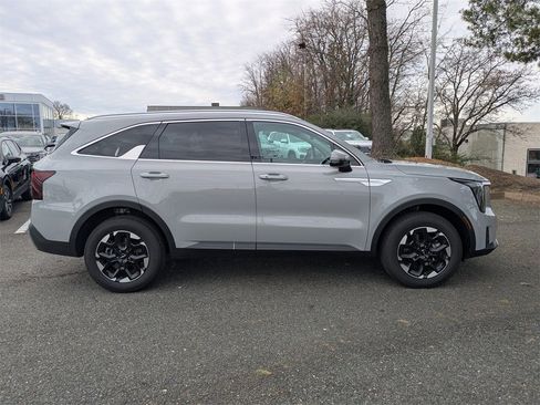 Used 2025 Kia Sorento S w/ Panoramic Sunroof Package image 3