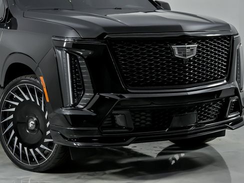 Used 2025 Cadillac Escalade V w/ LPO, ONYX Package image 3