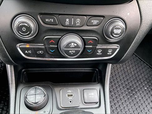 Used 2022 Jeep Cherokee Trailhawk w/ Trailer Tow Group AWD/4WD image 15