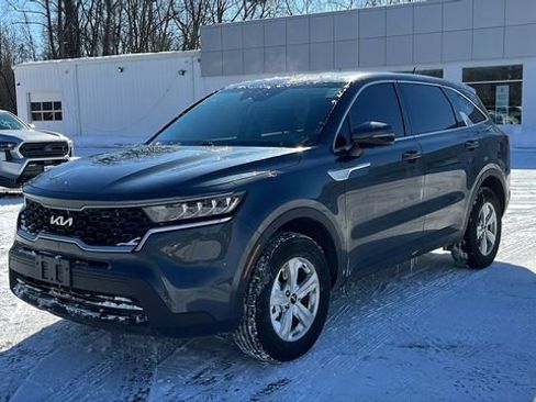 Used 2023 Kia Sorento LX image 3