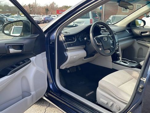 Used 2014 Toyota Camry L image 9