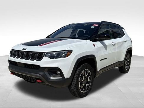 Used 2025 Jeep Compass Trailhawk AWD/4WD image 4