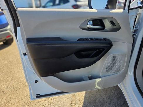 Used 2023 Chrysler Pacifica Touring-L image 21