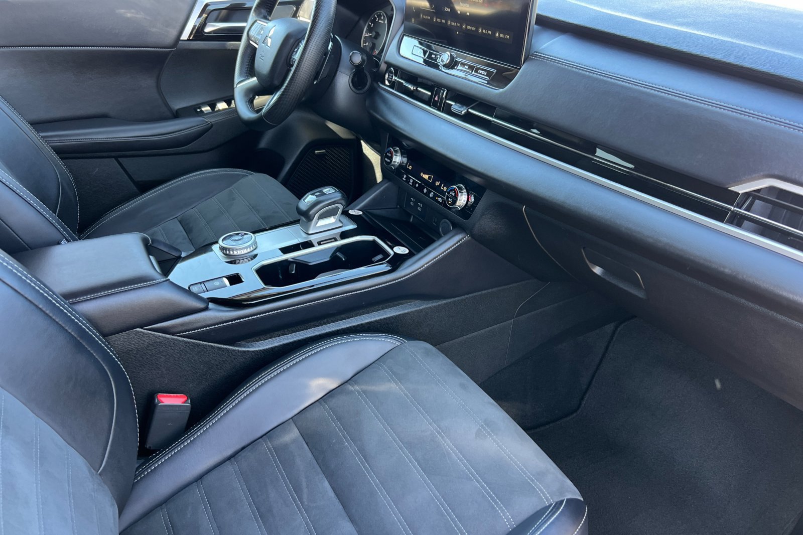 Used 2025 Mitsubishi Outlander SE FWD image 17