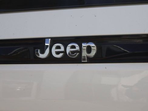 Used 2023 Jeep Grand Cherokee Limited image 19