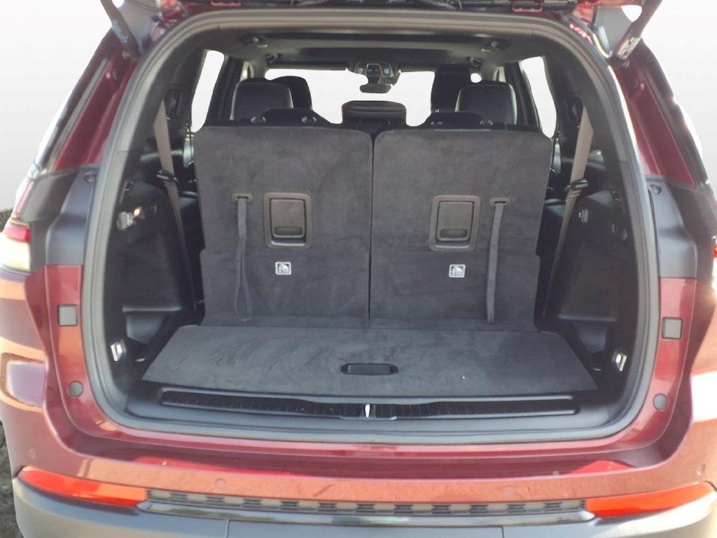 Used 2025 Jeep Grand Cherokee L Altitude RWD image 11