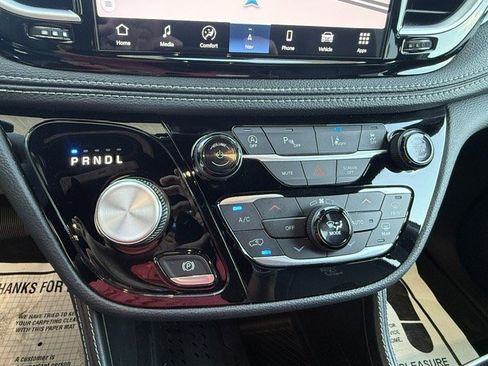 Used 2025 Chrysler Pacifica Limited FWD image 15