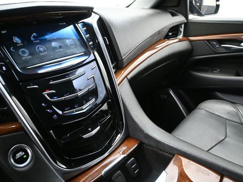 Used 2019 Cadillac Escalade ESV Luxury AWD/4WD image 4