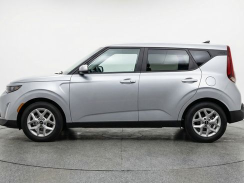 Used 2025 Kia Soul LX w/ LX Technology Package FWD image 5