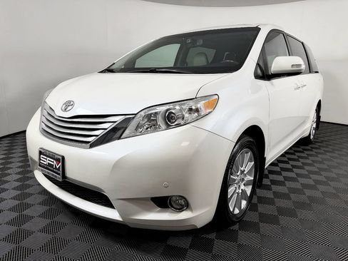 Used 2014 Toyota Sienna XLE AWD/4WD image 3