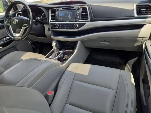 Used 2018 Toyota Highlander XLE AWD/4WD image 28