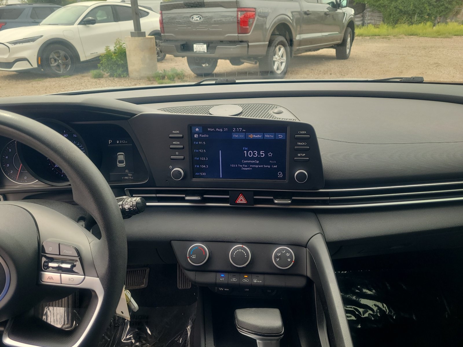 Used 2022 Hyundai Elantra SE FWD image 12
