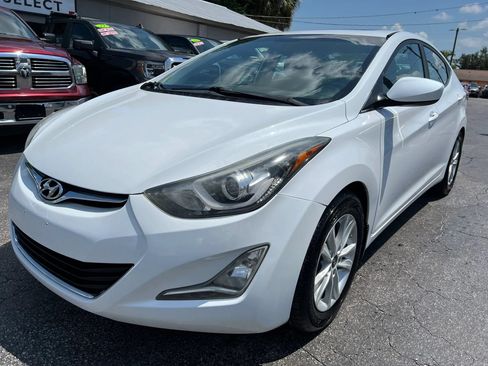 Used 2015 Hyundai Elantra SE w/ Option Group 03 FWD image 2