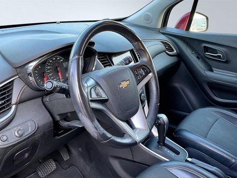 Used 2019 Chevrolet Trax LT w/ LT Convenience Package image 14