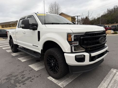 Used 2022 Ford F250 Lariat w/ Black Appearance Package image 3