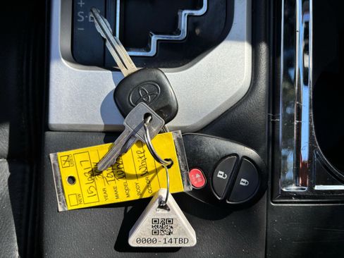 Used 2014 Toyota Tundra Platinum image 33