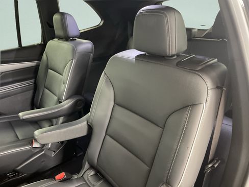 Used 2025 Buick Enclave Preferred AWD/4WD image 10