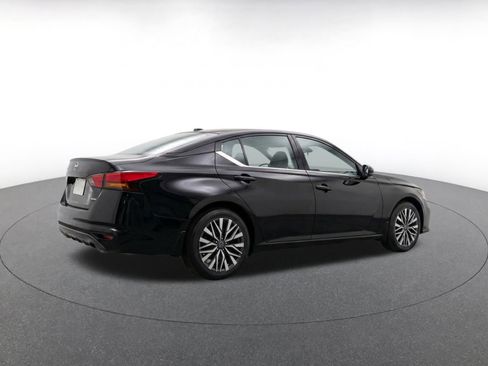 Used 2025 Nissan Altima 2.5 SV FWD image 9