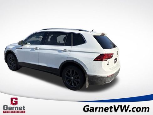 Used 2024 Volkswagen Tiguan SE image 3