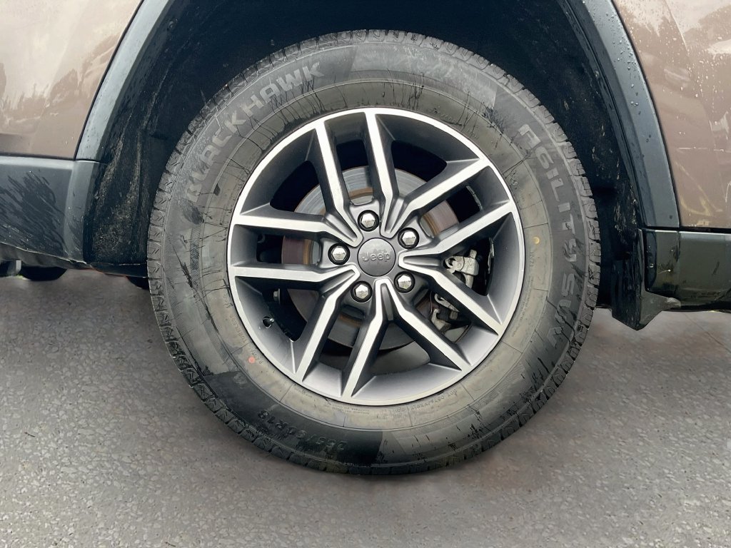 Used 2020 Jeep Grand Cherokee Laredo w/ 18" Wheel & 8.4" Radio Group RWD image 28