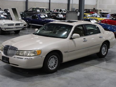 Used 1999 Lincoln Town Car Cartier RWD image 28