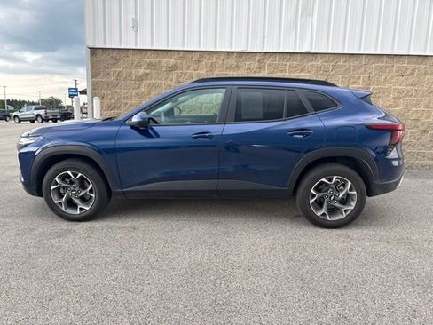 Used 2024 Chevrolet Trax LT w/ Sunroof Package FWD image 8