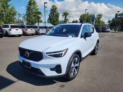 Certified 2026 Volvo XC40 B5 Plus AWD/4WD image 1