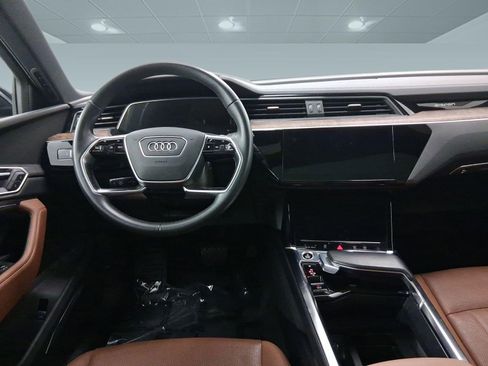 Used 2022 Audi e-tron Premium Plus w/ Premium Plus Package image 4