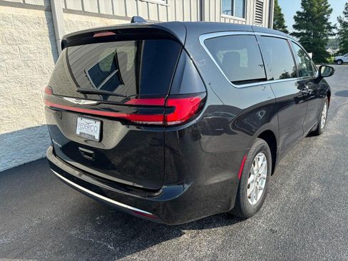 Used 2023 Chrysler Pacifica Touring-L FWD image 3