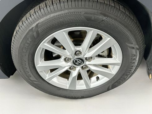 Used 2025 Toyota Camry LE image 11