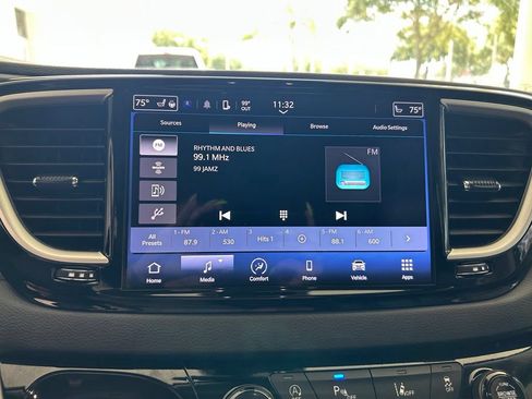 Used 2024 Chrysler Pacifica Touring-L FWD image 8