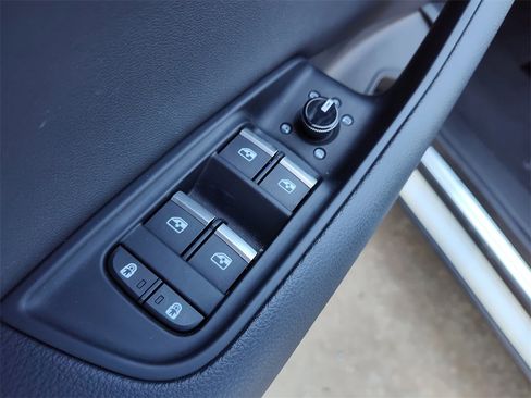 Used 2023 Audi Q8 Premium image 22