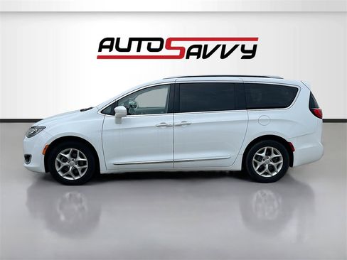 Used 2019 Chrysler Pacifica Touring-L Plus w/ Tire & Wheel Group image 4