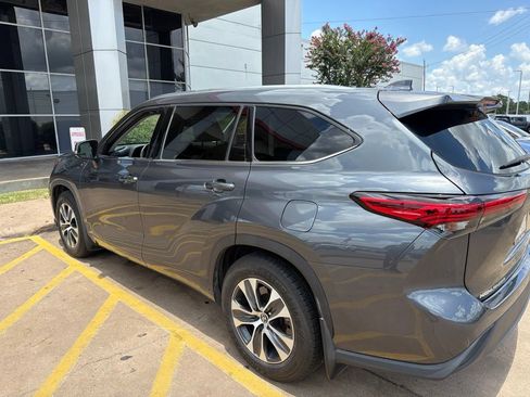 Used 2021 Toyota Highlander XLE FWD image 3