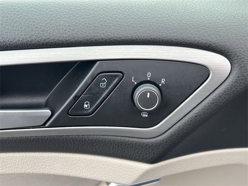 Used 2016 Volkswagen Golf S image 24